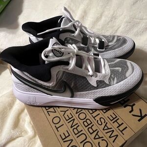 Youth Nike  Kyrie 8 Go